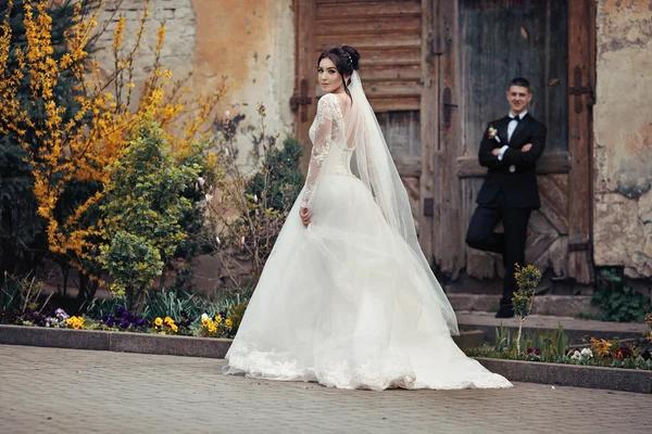 Bella sposa bruna a piedi — Foto Stock