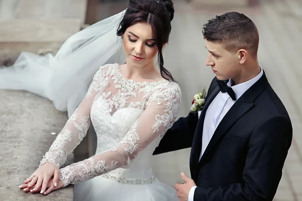Romantiska gift par som håller hand — Stockfoto