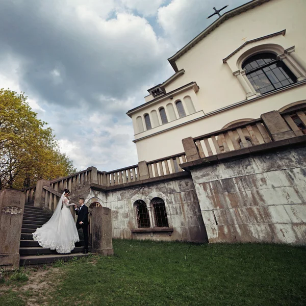 Esmer gelin ve kendine güvenen damat — Stok fotoğraf