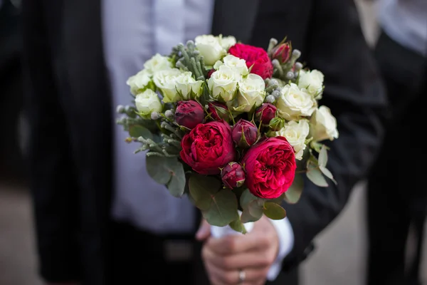 Όμορφος groom κρατώντας Γαμήλια ανθοδέσμη — Φωτογραφία Αρχείου