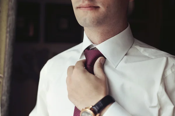 Novio guapo preparándose para la boda — Foto de Stock