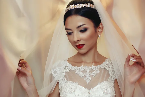 Emotional brunette bride — Stock Photo, Image