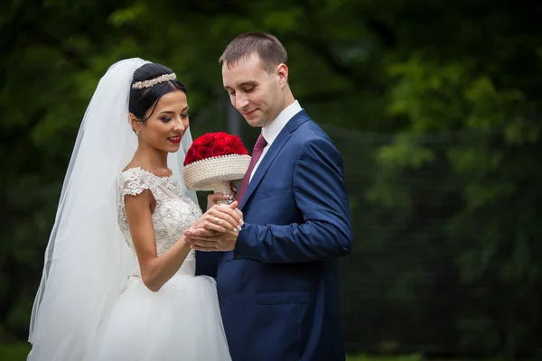 Casal feliz de namorados recém-casados — Fotografia de Stock