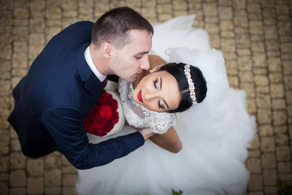Romantische bruidegom kussen bruid — Stockfoto