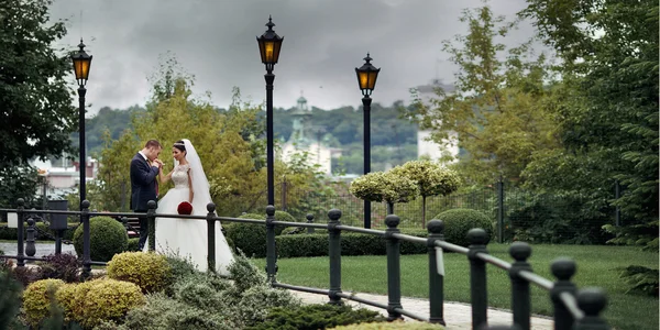 Romantic newlywed couple — Stock Photo, Image