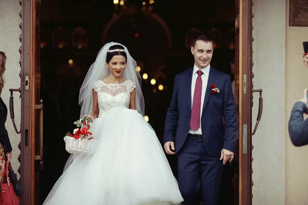 Gelukkig jonggehuwde romantisch paar — Stockfoto