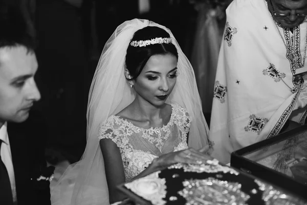 Sinnliche emotionale Braut und Bräutigam — Stockfoto