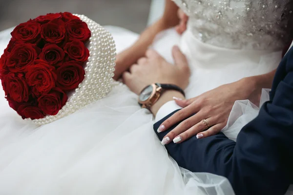 Elegante abito bianco e con un bouquet di rose — Foto Stock