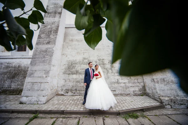 Nygift romantiska par — Stockfoto