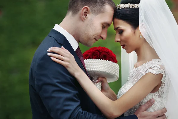 Encerramento de namorados recém-casados — Fotografia de Stock