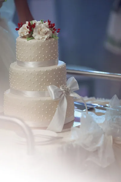 Вкусный многоуровневый белый свадебный торт — стоковое фото