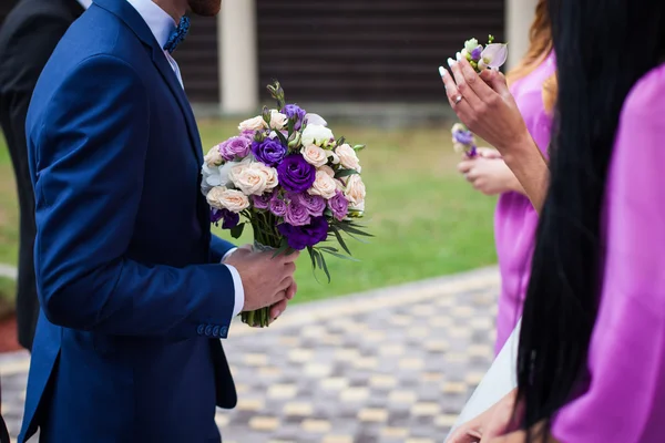 Knappe bruidegom in elegante blauw pak — Stockfoto