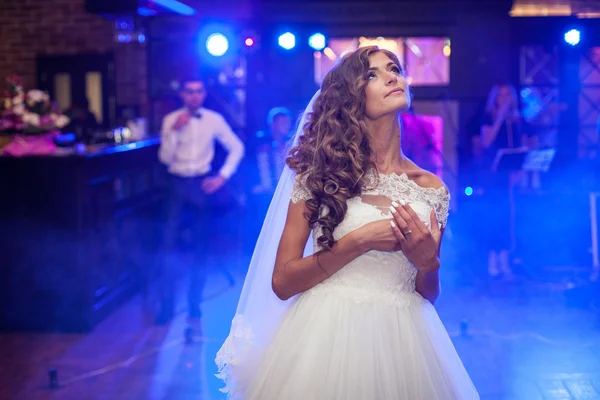 Preciosa novia emocional en vestido blanco — Foto de Stock