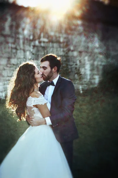 Casal feliz de recém-casados beijando — Fotografia de Stock