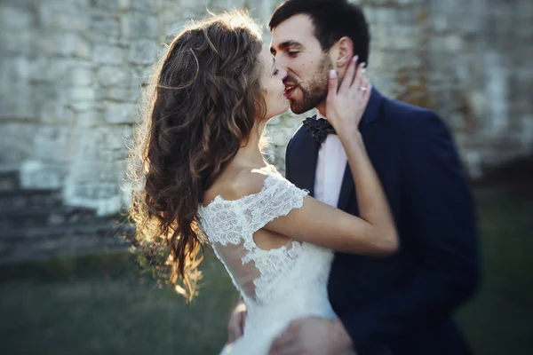 Happy couple of newlyweds kissing — Stock Photo, Image