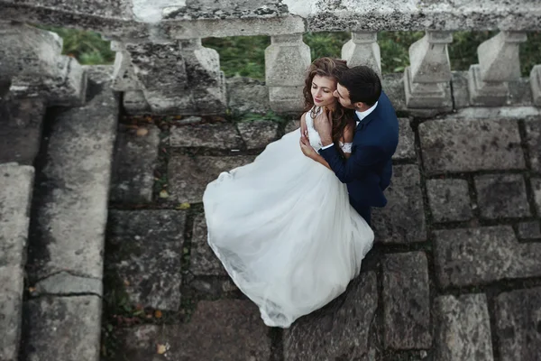 Noivo abraçando noiva recém-casada — Fotografia de Stock