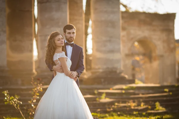 Sensuell romantisk nygift brud och brudgum — Stockfoto