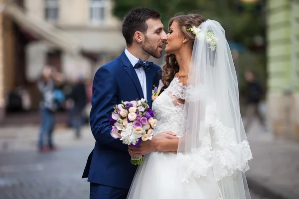 Joyeux couple de jeunes mariés — Photo