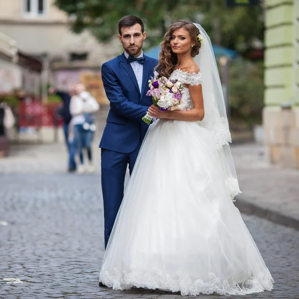 Yeni evliler, mutlu çift — Stok fotoğraf