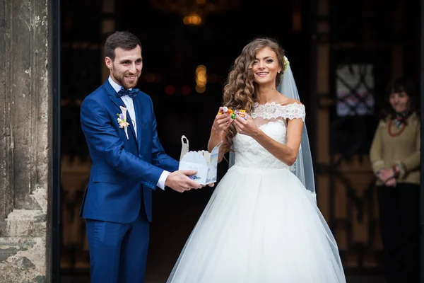 Feliz marido e mulher recém-casados — Fotografia de Stock