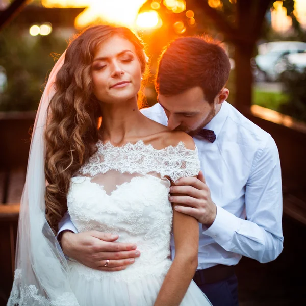 Casal romântico de recém-casados — Fotografia de Stock