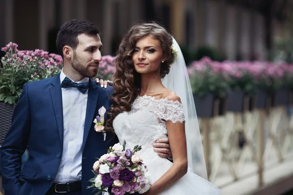 Happy smiling couple of newlyweds — Stock Photo, Image