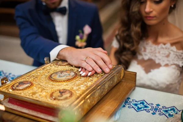 Noiva e noivo fazendo votos na igreja — Fotografia de Stock