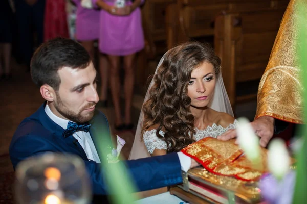 Noiva e noivo fazendo votos na igreja — Fotografia de Stock
