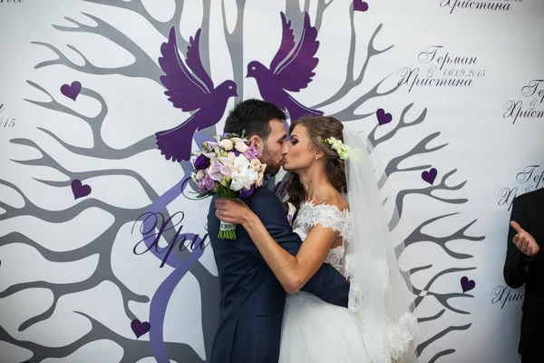 Feliz pareja de recién casados besándose — Foto de Stock
