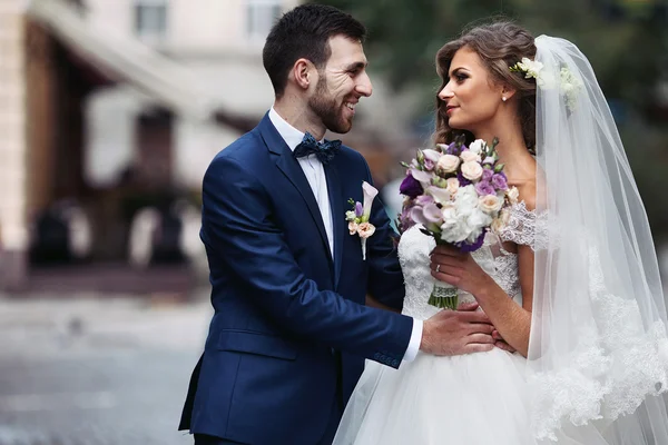 Casal feliz de recém-casados — Fotografia de Stock