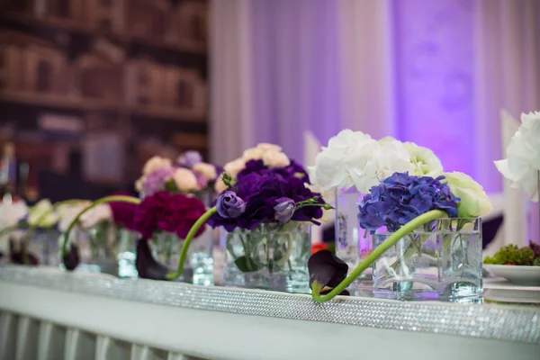 Hochzeitstisch in violetten Farben — Stockfoto