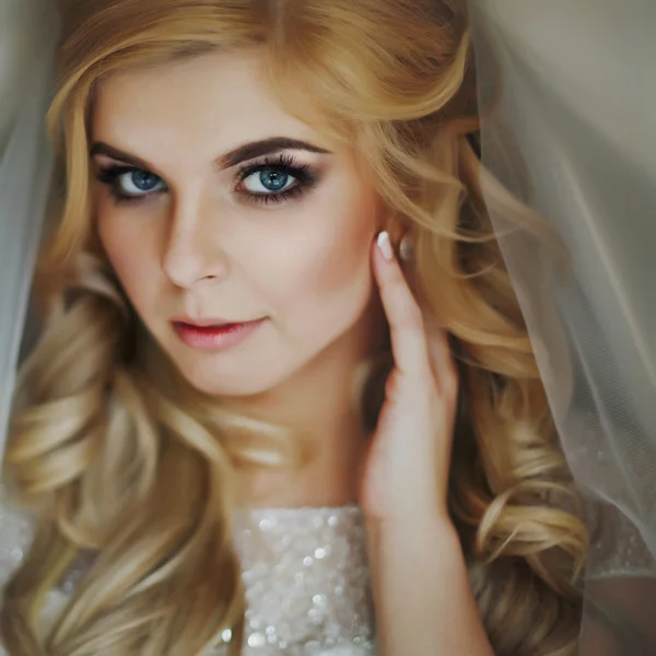 セクシーな金髪の花嫁を笑顔 — ストック写真