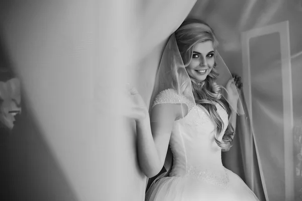 Sexy sorridente sposa bionda — Foto Stock