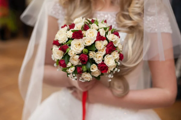 Rosa e rosas vermelhas buquê de casamento — Fotografia de Stock