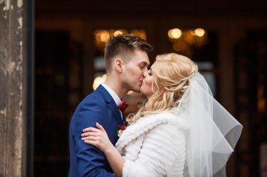 Yakışıklı yeni evli damat