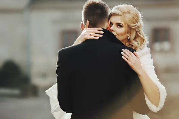 Przystojny newlywed para — Zdjęcie stockowe