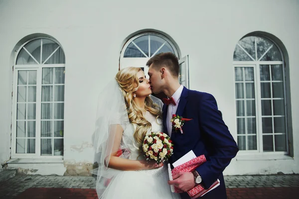 Casal feliz de recém-casados — Fotografia de Stock