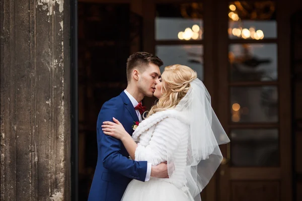 Przystojny newlywed para — Zdjęcie stockowe