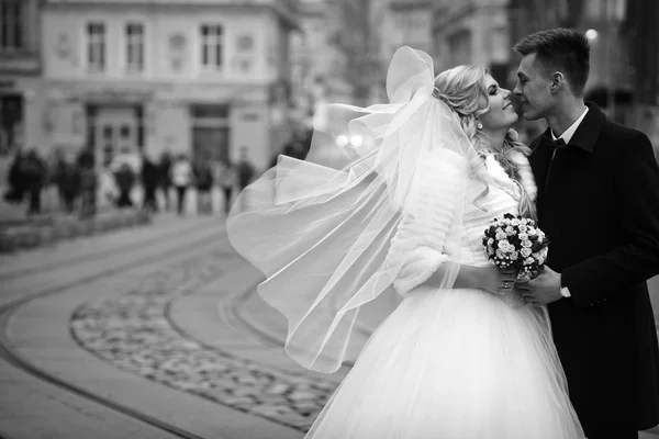 Heureux couple de jeunes mariés — Photo