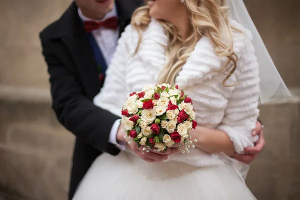 Esposa com buquê de rosas — Fotografia de Stock