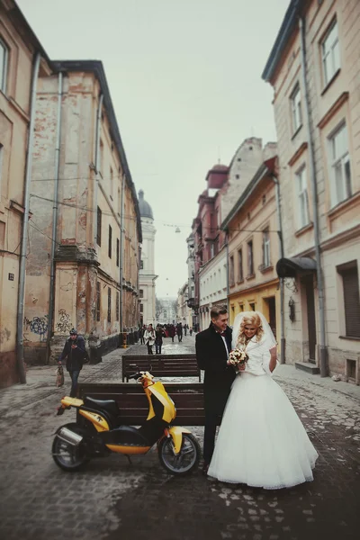 Heureux couple de jeunes mariés — Photo