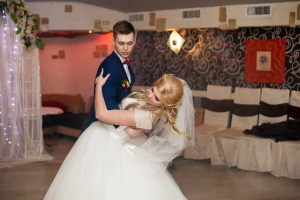 Romantic couple of newlyweds — Stock Photo, Image