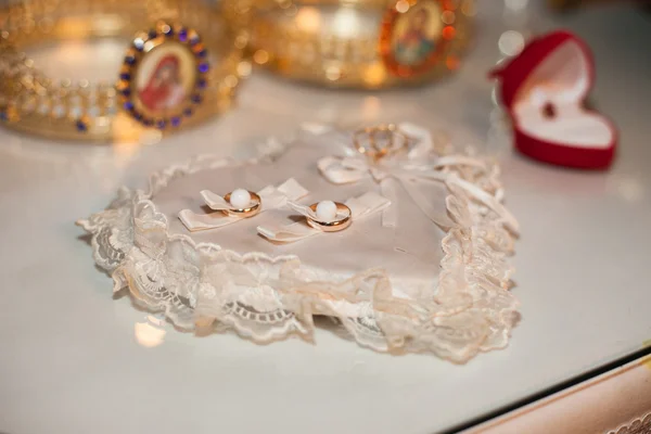 Anillos de boda con perlas — Foto de Stock