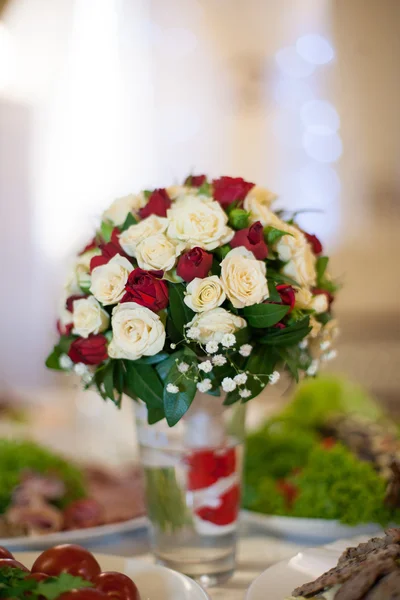 Witte en rode rozen — Stockfoto