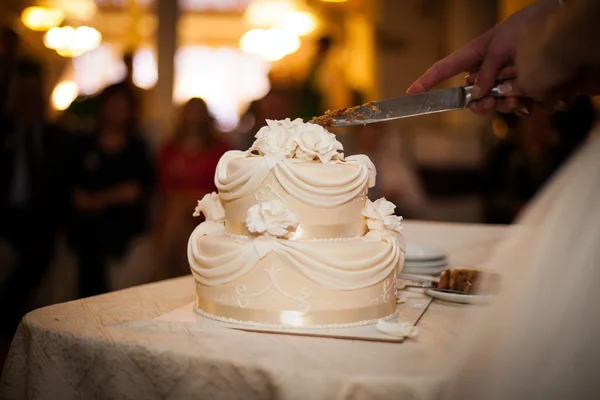 Pastel de boda con gradas marrón y blanco —  Fotos de Stock