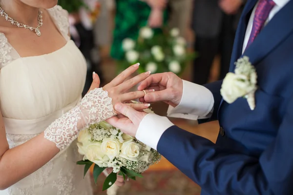 Trocando anéis de casamento dourados — Fotografia de Stock