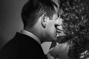 damat ve gelin yavaşça öpüşme