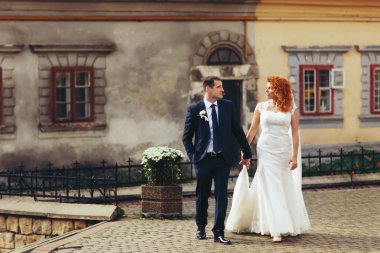 Kırmızı saçlı gelin ve zarif damat