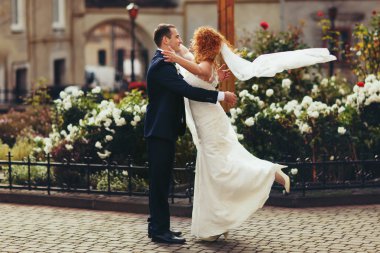 Kırmızı saçlı gelin ve zarif damat