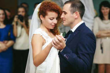 Kırmızı saçlı gelin ve damat dans